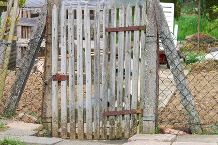 Nature fenced door photo