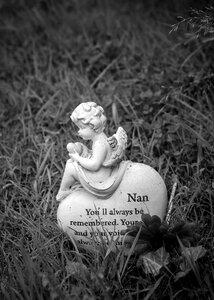 Grieving nan cemetery