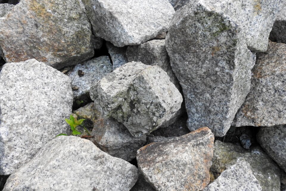 Stone masonry construction elements