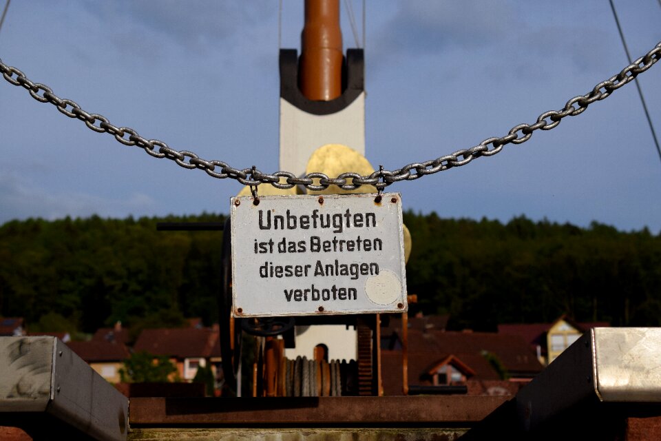 Chain monument warning