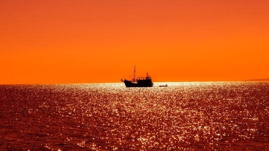 Horizon sea silhouette