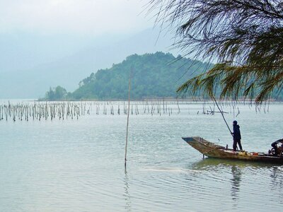 Visser man little boat photo