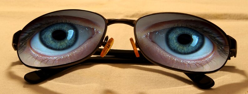By looking composing photomontage