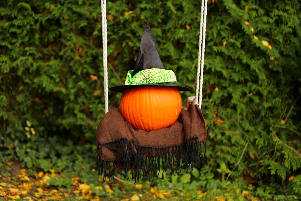 Hat leaves swing