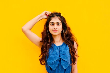 Pose portfolio yellow model