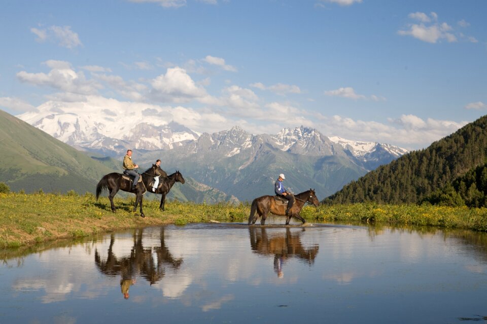 Elbrus horses men