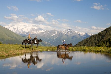 Elbrus horses men
