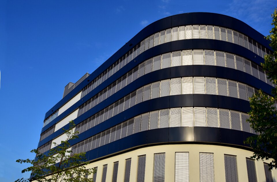 Facade window structure