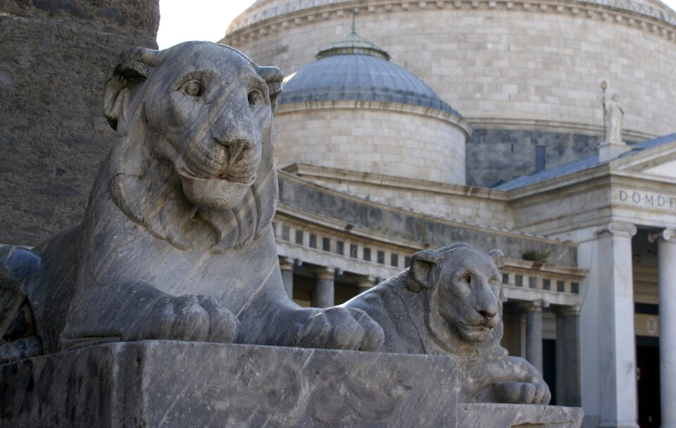 Leoni statues basilica