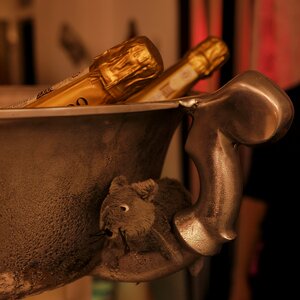 Champagne cooler mouse bar