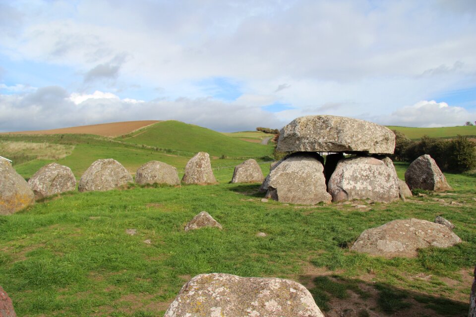 Ditch burial mound capstone