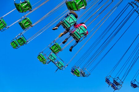 Chain carousel free market ride