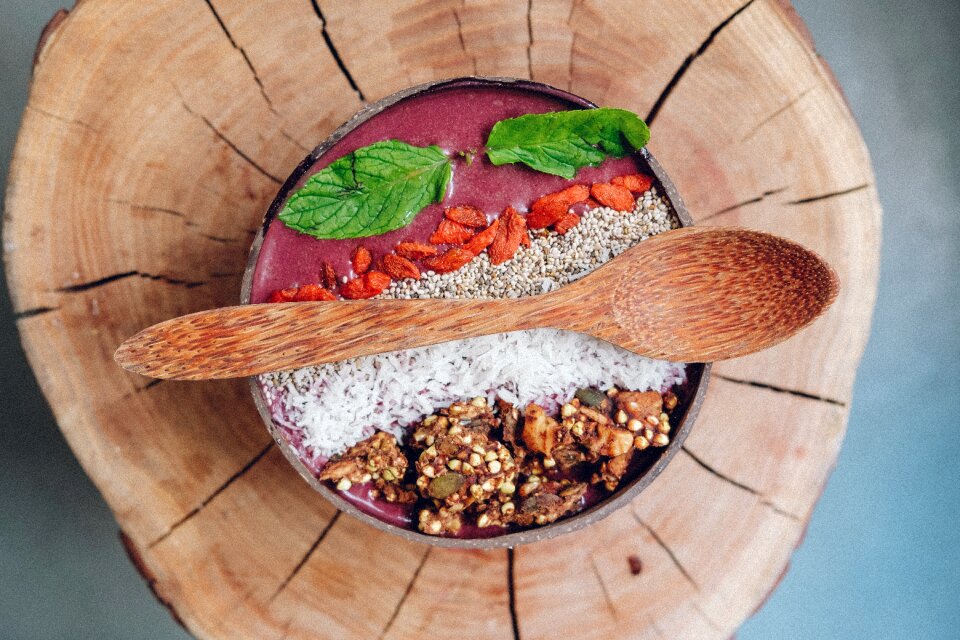 Smoothie granola breakfast