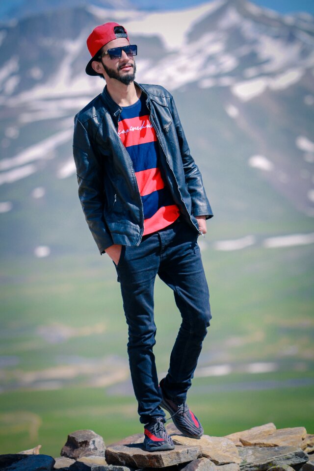 Pose young boy