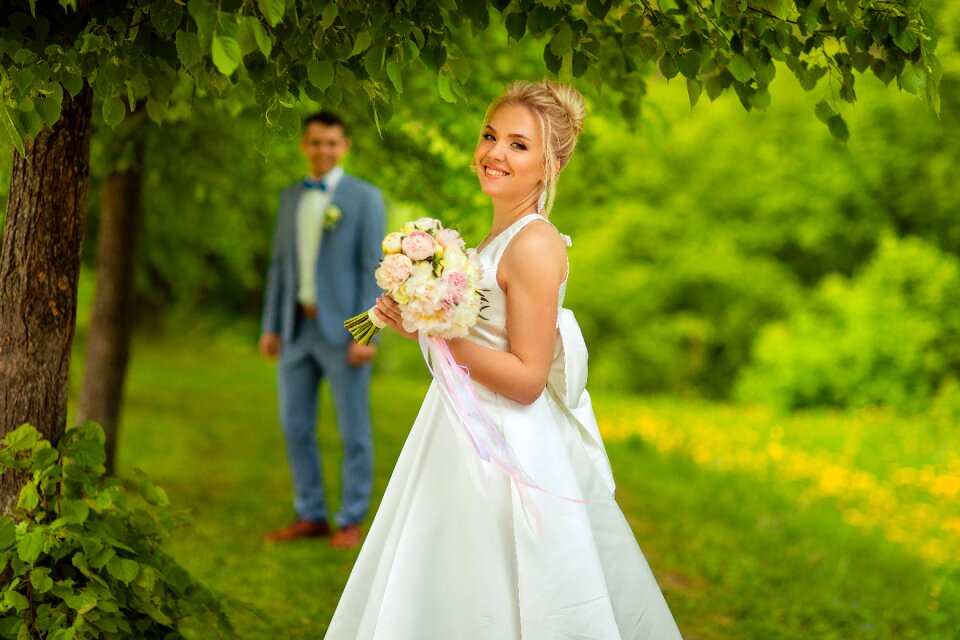 Smile bridal bouquet the groom is waiting for