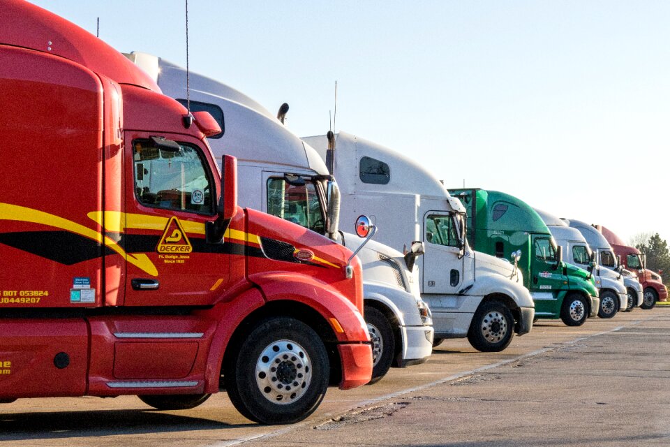 Semi truck shipping vehicle