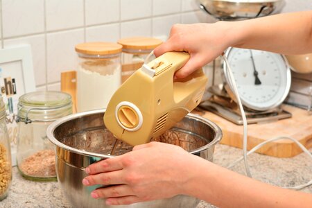 Cake mix mixer stirring device