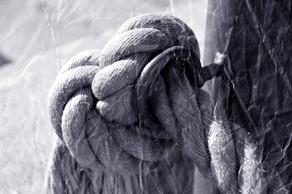 Hemp rope fixing post