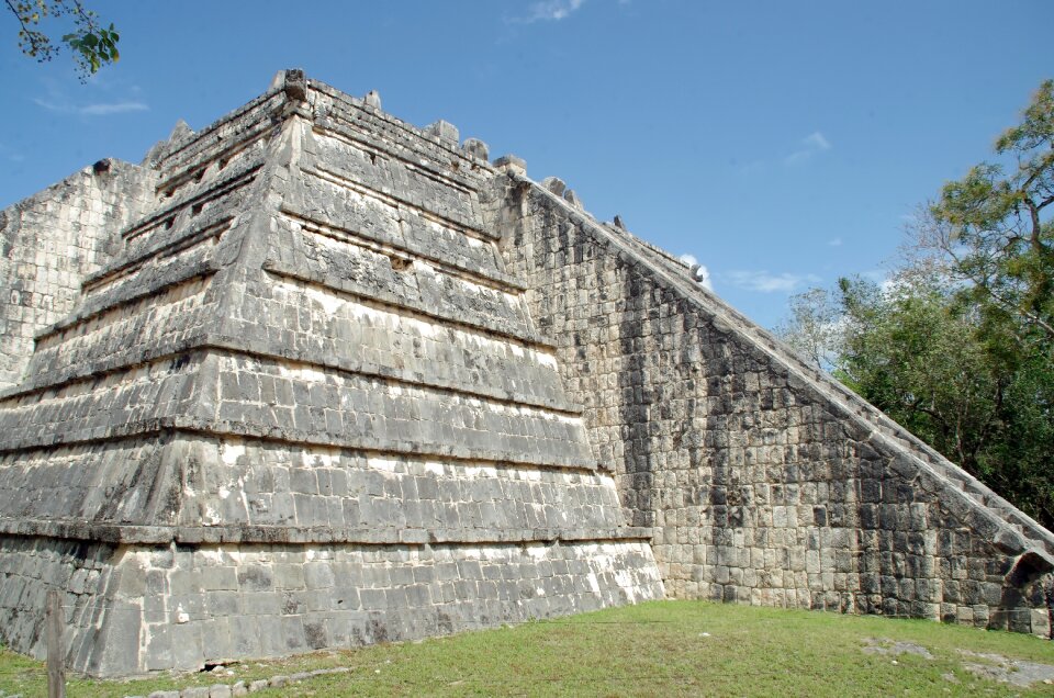 Pyramid ramp staircase