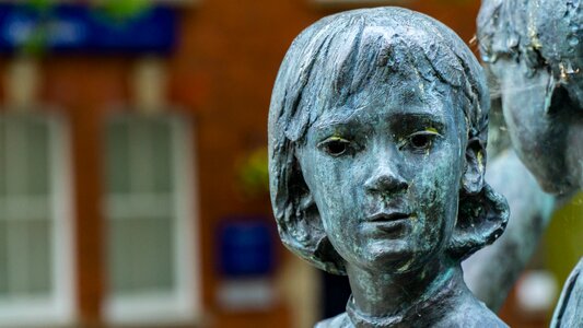 The little girl monument stone