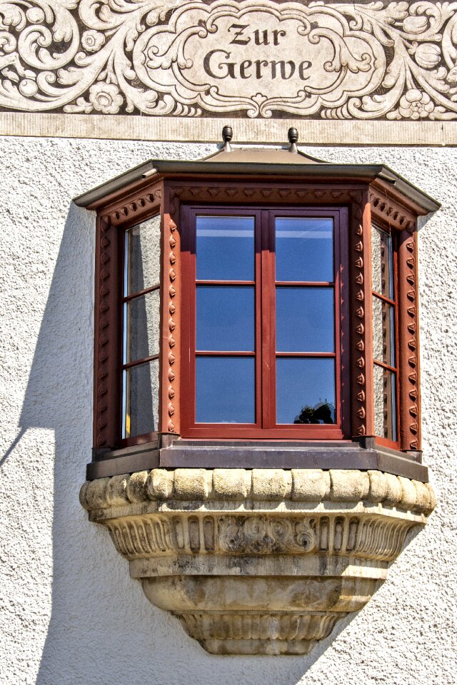 Bay window architecture house painting