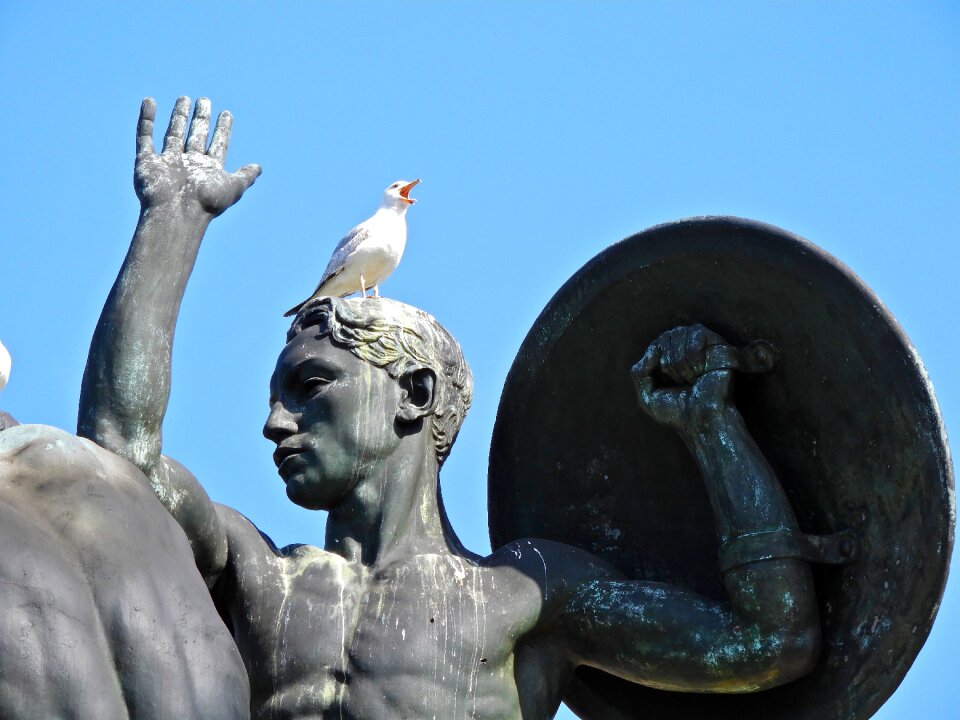 Sculpture memorial culture