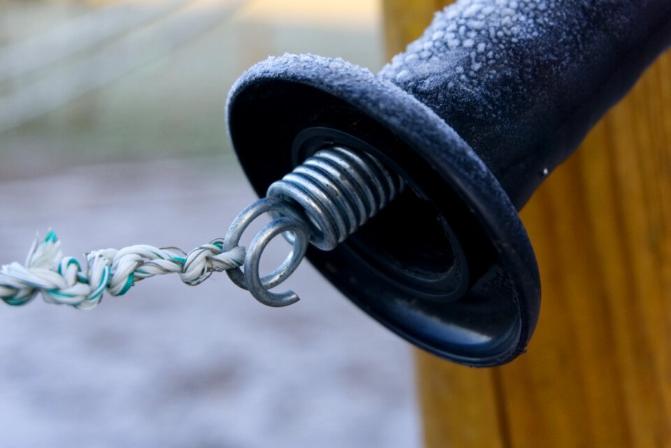 Electric fence coupling electric
