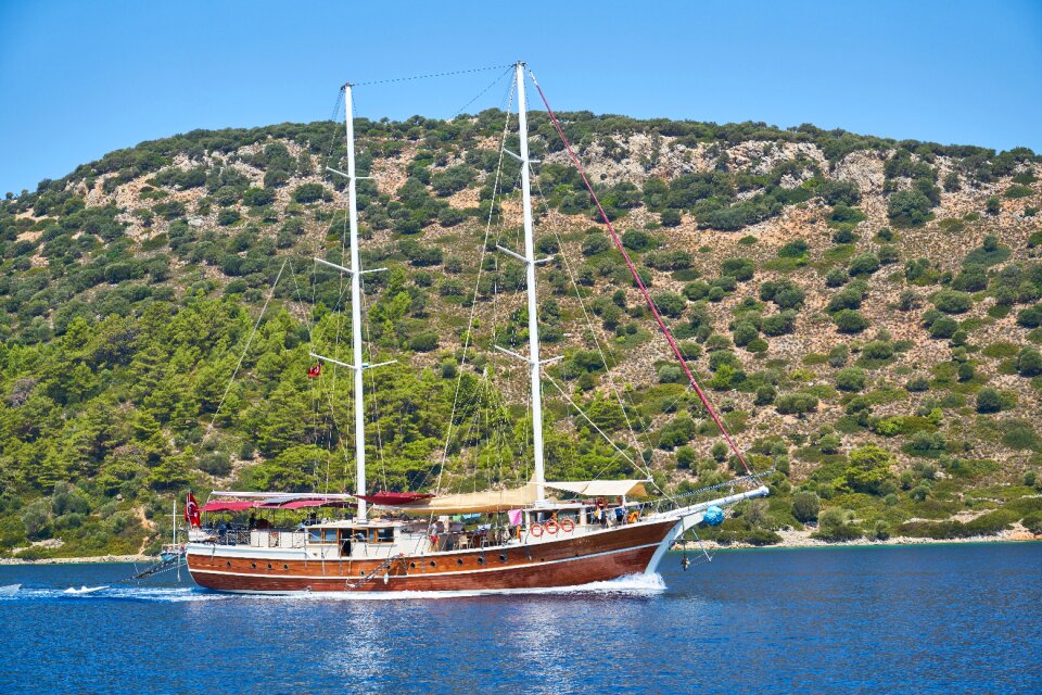 Travel discovery sailboat