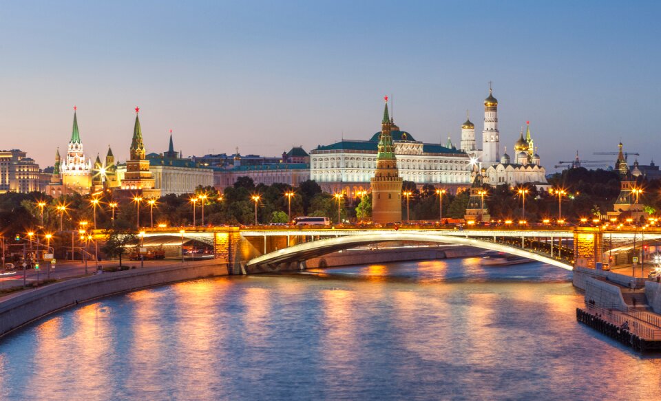 Quay the kremlin bridge