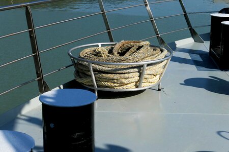 Tether reede ship hold