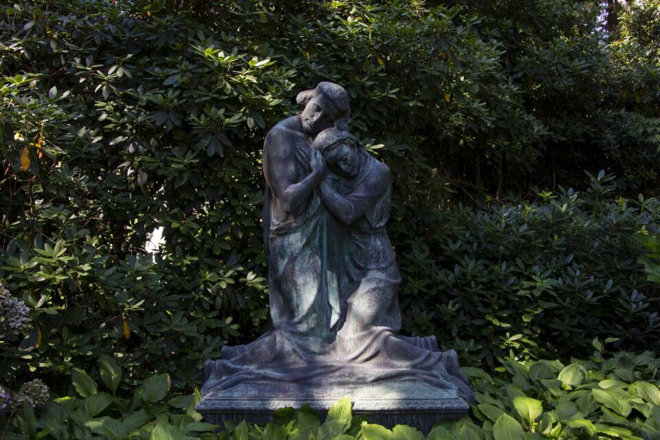 Rest sculpture figure