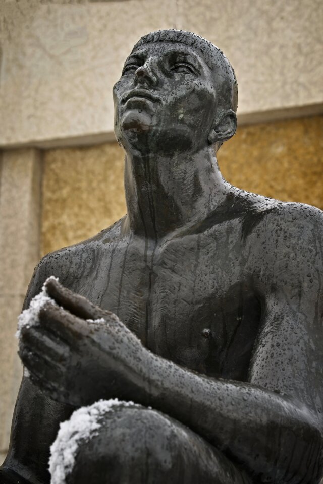 Statue aboriginal snow