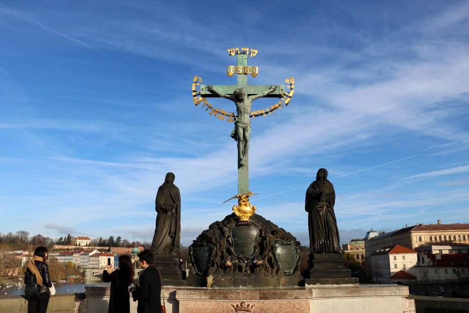 Statue bridges roofs