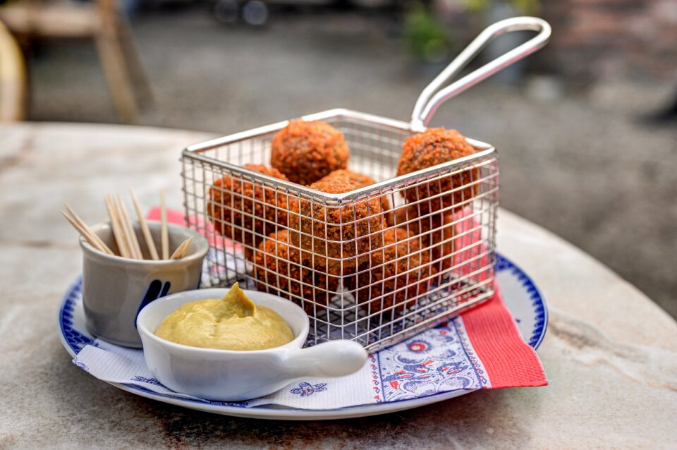 Basket mustard sticks