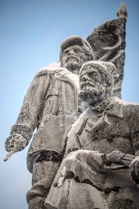 Sculpture the revolutionaries architecture