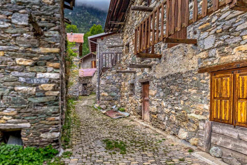 Old pavement architecture