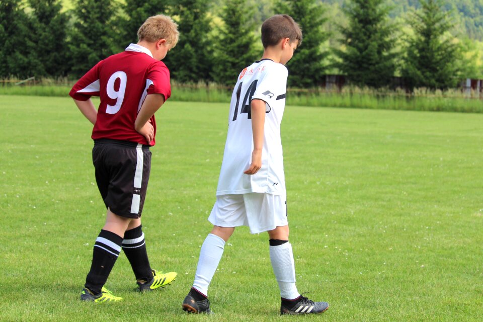 Footballers opponents pupils