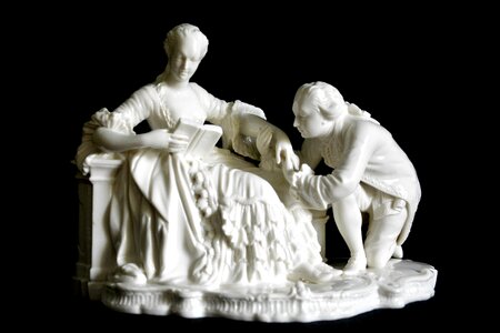 Figure sculpture kiss