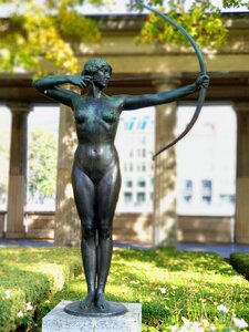Monument sculpture girl