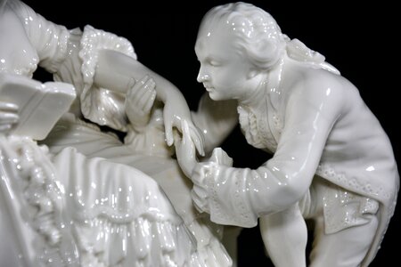 Figure sculpture kiss photo