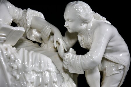 Figure sculpture kiss