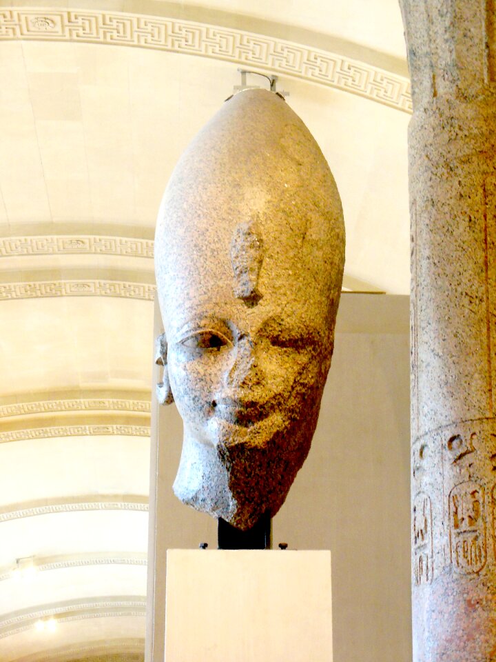 Le louvre antique statue