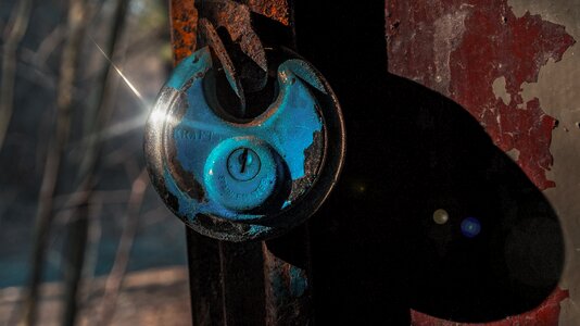Light shadow padlock