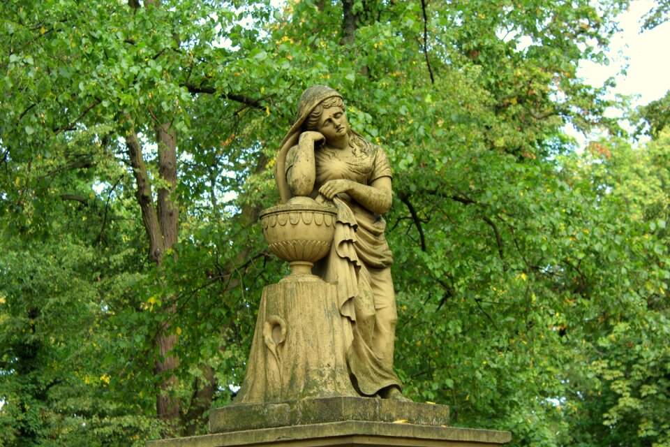 Sculpture architecture monument