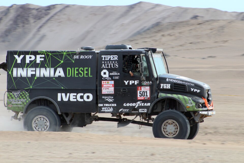 Vehicle sports engine