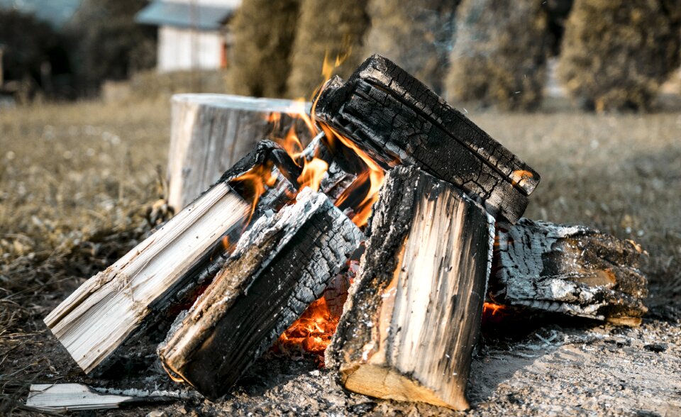 The flame heat wood