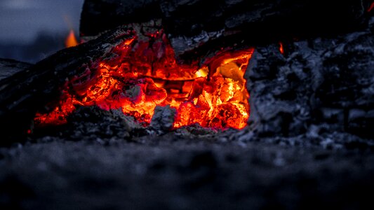 The flame heat wood
