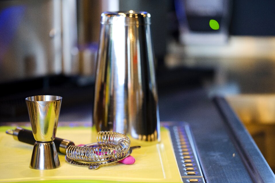 Cocktail measuring cup sieve