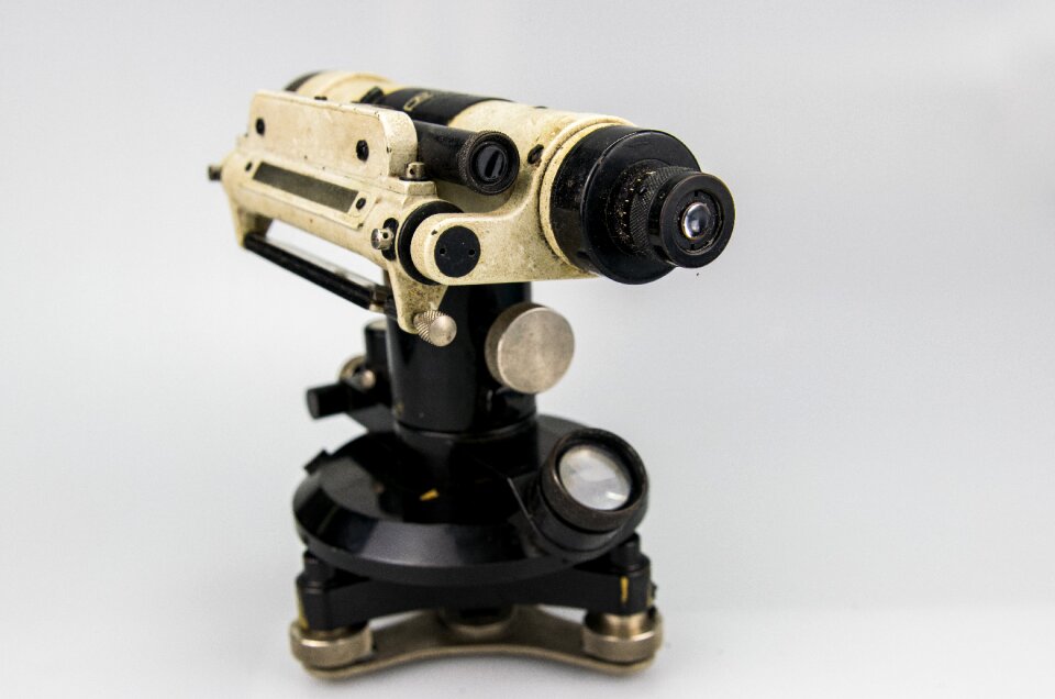 Equipment leveling levelling device