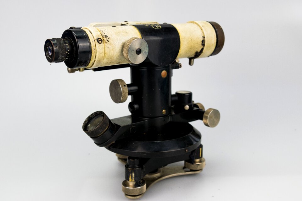 Equipment leveling levelling device
